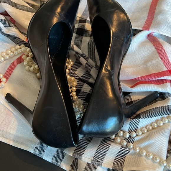 3” Pointed Toe Black Pumps Size 8M - Picture 3 of 7